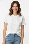 Farklı Boyutlarda İnci İşlemeli Normal Kalıp Beyaz Basic T-Shirt