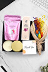 Gold Kutulu Mum & Rebul Bouquet Kolonya & Patiswiss Çikolatalı Çilek Draje & Çiçek Buketi Hediye Set