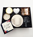 Gold Detaylı Beyaz Fincan & Kahve Yanı Cam Su Bardağı & Gold Metal Kutulu Mum & Kutuda Draje ve Mehmet Efendi Türk Kahvesi & Dekoratif Kalp Biblo Hediye Seti