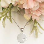 Beyaz Yuvarlak Plaka İçinde Kalp Kolye