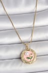 316L Çelik Gold Renk Zincir Pembe Çiçek İşlemeli inci Detay Portre Model Kadın