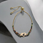 Cesaretin ve bağımsız ruhun sembolü, Kalp Figürlü ve Renkli Taş Desenli 14 Ayar Altın Plakalı Bozkurt Bilekliği