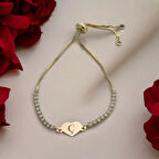 Etkileyici Kalp Motifli ve Pırıltılı Beyaz Taşlı 14 Ayar Altın Plakalı Ç Harfli Bileklik