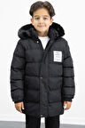 Erkek Çocuk Siyah Yazılı Arma Detaylı İçi Kürklü Kapüşonlu Şişme Mont 21341