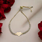 Şık ve Özgün Kalp Motifli ve Işıltılı Beyaz Taşlı 14 Ayar Altın Plakalı Cansu Bilekliği