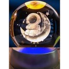 Ay Üstünde Astronot Tasarımlı Plastik Altlıklı Işıklı Cam Küre
