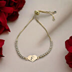 Klasik Kalp Motifli ve Işıltılı Beyaz Taşlı 14 Ayar Altın Plakalı E Harfli Bileklik