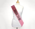 Pembe Üzeri Siyah Kalın Bride To Be Yazılı Simli Işıltılı Kuşak Kemer 10x80 cm