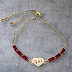 Parlak Kalp Motifli ve Göz Kamaştırıcı Kırmızı Taşlı 14 Ayar Altın Plakalı Gül Bilekliği