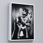 Beyaz Çerçeveli Tuvalette İçki ve Sıgara İçen Kadın Kanvas Tablo