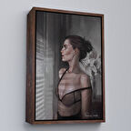 Kahverengi Çerçeveli Güzel Kadın Pencereden Dışarı Bakıyor Kanvas Tablosu