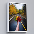 Beyaz Çerçeveli Sonbaharın Renkli Yaprakları ve Yol Manzarası Duvar Tablosu