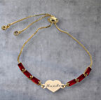 İnce Kalp Motifli ve Şeffaf Kırmızı Taşlı 14 Ayar Altın Plakalı Hande Bilekliği