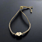 Göz Kamaştıran Kalp Motifli ve Işıltılı Beyaz Taşlı 14 Ayar Altın Plakalı I Harfli Bileklik