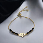 Minimal ve Şık Siyah Taşlı Kalp Figürlü 14 Ayar Altın Plakalı M Harfli Bileklik