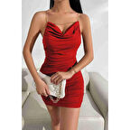 Gögüs Degajeli Sırt Zincir Detaylı Büzgülü Kırmızı Mini Club Elbisesi