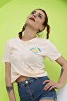 KADIN BURGU DETAYLI  BASKILI CROP T-SHIRT