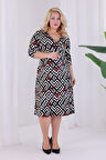 Kadın Siyah Beyaz Geometrik Desen Kruvaze Yaka Beli Lastikli Büyük Beden Elbise