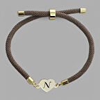 Özel Tasarım Kalp Figürlü ve Kahverengi Örgülü 14 Ayar Altın Plakalı N Harfli Bileklik