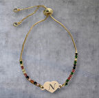 Büyüleyici Kalp Figürlü ve Renkli Taşlı 14 Ayar Altın Plakalı N Harfli Bileklik