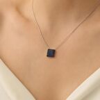 925 Ayar Gümüş Işıltılı Lacivert Taşlı Kare Kolye