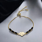 Yalnızca Senin İçin Kalp Motifli ve Işıltılı Siyah Taşlı 14 Ayar Altın Plakalı Özge Bilekliği