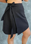  Perinaz Simetrik Kesim, Kapaklı ve Kuşaklı Siyah Şort Etek