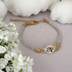 Özgürlüğü Yansıtan Beyaz Deri Tasarımlı 14 Ayar Altın Plakalı Serbest Bilekliği