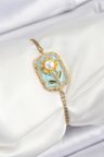 316L Çelik Zincir Turkuaz Mineli Sanatsal Portre İnci Detaylı Papatya Model Gold Renk Kadın Bileklik - TJ-BB7230