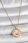316L Çelik Gold Renk Zincir Pembe Çiçek İşlemeli inci Detay Portre Model Kadın Kolye TJ-BKO10079