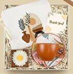 Ham Bez El Çantası & Kahverengi Desenli Çay Fincanı & Kraft Kutulu Mum Hediye Seti