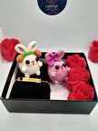 Kişiye Özel Çelik Kalp Plaka Bileklik & Amigurumi Sevimli Tavşanlar Hediye Seti