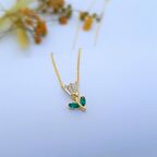 ZÜMRÜT BAGET TAŞ GOLD RENK ÇİÇEK GÜMÜŞ KOLYE