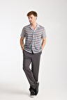 Gri Çizgili Erkek Kısa Kollu Yazlık Gömlek – Düğmeli, Açık Yaka, Rahat Kalıp