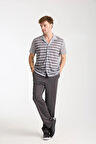 Gri Çizgili Erkek Kısa Kollu Yazlık Gömlek – Düğmeli, Açık Yaka, Rahat Kalıp