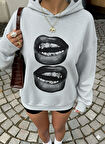 Kadın Gri Oversize Kapüşonlu Sweatshirt – Baskılı Dudak Desenli, Sokak Stili, Rahat Kesim