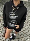 Kadın Siyah Oversize Kapüşonlu Sweatshirt – Baskılı Dudak Desenli, Sokak Stili, Rahat Kesim
