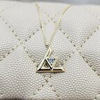 0.20 Karat Pırlanta Möntürü (Signity Swarovski) Taşlı V Tasarım Modern 14 Ayar Altın Kolye