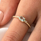 Gümüş Yüzük - Oval Kesim Green Topaz Taşlı Yan Zirkon Taşlarla Süslenmiş 925 Ayar Gümüş Yüzük