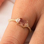 Altın Yüzük-0.09 Karat Pırlanta Taşlı Zümrüt Kesim Zultanit Taşlı Modern Tasarım 14 Ayar Altın Yüzük