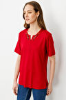 Kadın Açma Yaka Nakış İşlemeli T-shirt Kırmızı