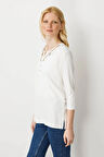 Kadın Yakası Papatya İşlemeli Penye Bluz Ekru