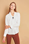 Yakalı Önü Pileli Aksesuarlı Uzun Kol Likrasız Şık Kumaş Rahat Kesim Bluz-Krem