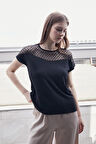 Kadın Likralı Krep Kumaş Puanlı Tül Detaylı Geniş Sıfır Yaka Düşük Omuzlu Bluz -Siyah 