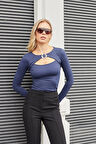 Kadın Likralı Esnek Kumaş Geniş Sıfır Yaka Önü Aksesuarlı Dekolteli Bluz-Lacivert