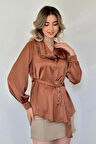 Kahverengi Yakası Fırfırlı Kuşaklı Saten Gömlek