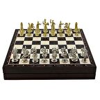 GiftHome Orta Boy Metal Yunan Satranç Takımı Parlak ve Ceviz Desenli Sandıklı MDF Tahtası (36x36x6 cm.)