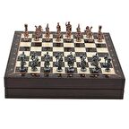 GiftHome Orta Boy Metal Roma Satranç Takımı Antik ve Ceviz Desenli Sandıklı MDF Tahtası (36x36x6 cm.)