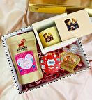 Sevimli Aşıklar Tasarımlı Kutulu Kupa Ve Böğürtlenli Draje Sevgiliye Hediye Seti