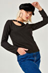 Kadın Bisiklet Yaka Boğaz Halka Detaylı Siyah Triko Bluz